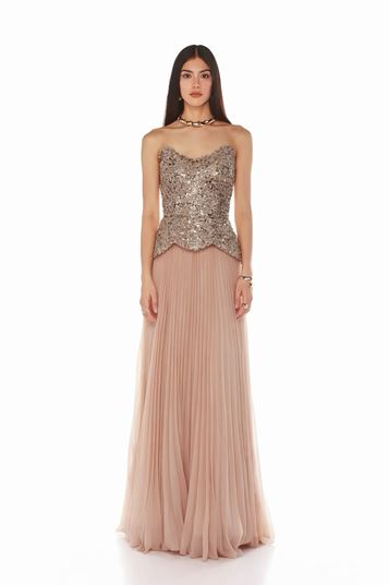 فستان سهرة مزين بتفاصيل بيبلوم وردية اللون مزينة بالترتر